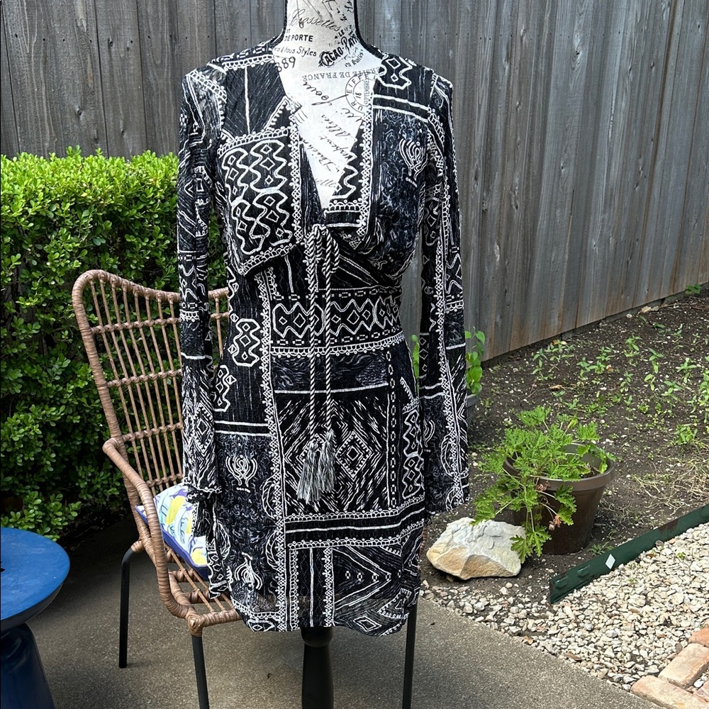 VENUS Black and White Patterned Long Sleeve Dress